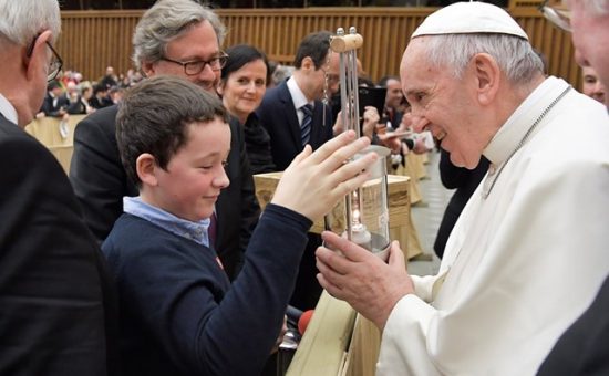 foto ORF: Paus Franciscus ontvangt in Rome het vredeslicht. / Toelating gekregen tot publicatie door ORF