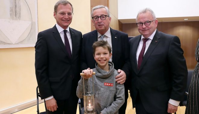 (c) 2018 Gewezen voorztiter Europese sommissie Jean Claude Juncker ontvangt het Vredeslicht van gouverneur Thomas Stelzer en Orf / foto (c) deelstraat OÖ