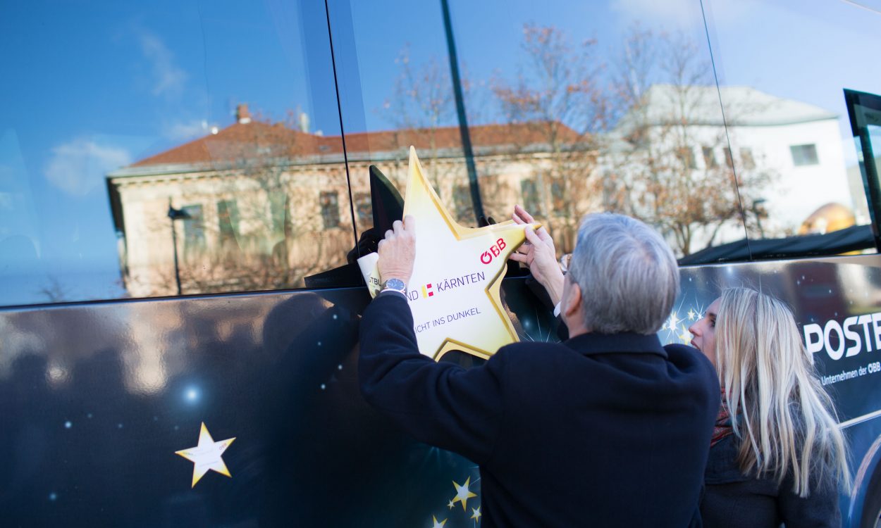 Sternebus-Aktion 2017. LH Peter Kaiser bringt einen Stern am Sternebus an