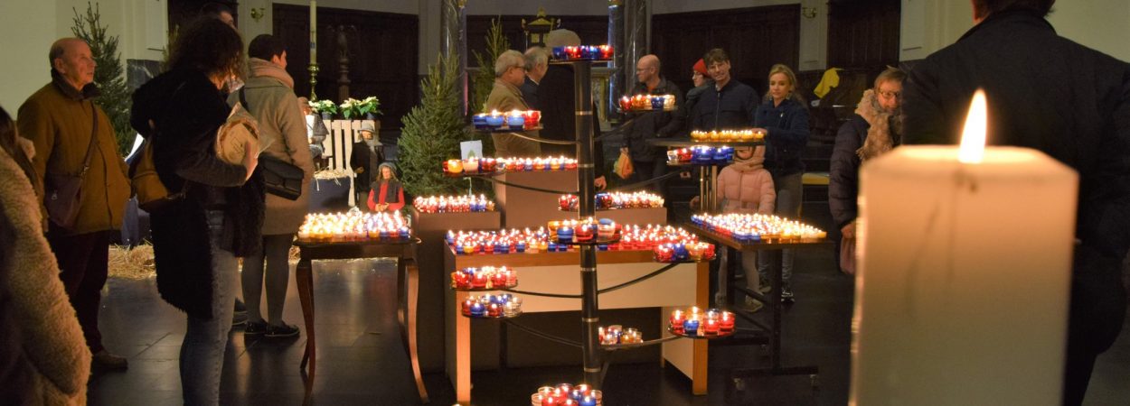 foto Roeselare parochie Vredeslicht / Deken Renaat Desmedt / Kaarsjes tijdens kerstmarkt /