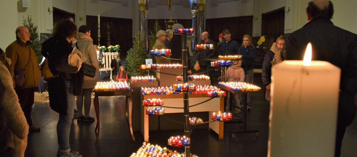 foto Roeselare parochie Vredeslicht / Deken Renaat Desmedt / Kaarsjes tijdens kerstmarkt /
